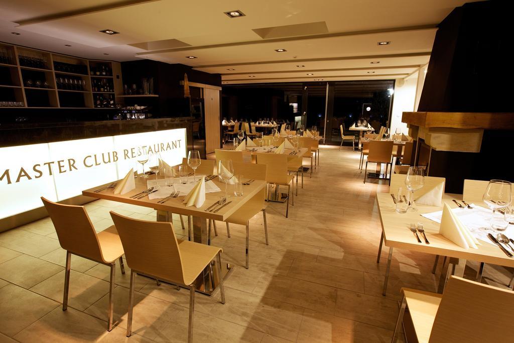 Master Horse Club - Svojetice Hotel Ngoại thất bức ảnh