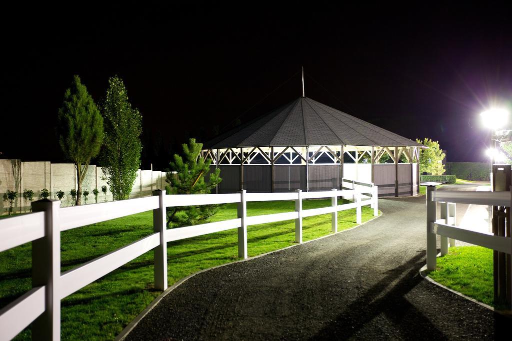 Master Horse Club - Svojetice Hotel Ngoại thất bức ảnh